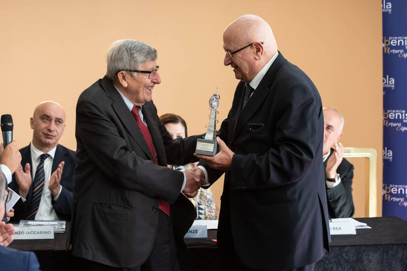 Vincenzo Scotti consegna a Raffaele Lauro il “Premio Penisola Sorrentina 2019” (Roma,Teatro Eliseo)