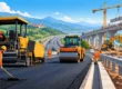 Illustrazione di cantieri stradali e autostradali in Italia con operai e macchinari, simbolo degli investimenti pubblici dopo il PNRR.